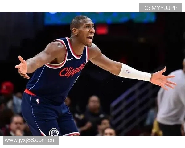 快船邓恩称赞保罗职业素养观察其比赛对自己成长助益良多 快船邓恩称赞保罗职业素养观察其比赛对自己成长助益良多