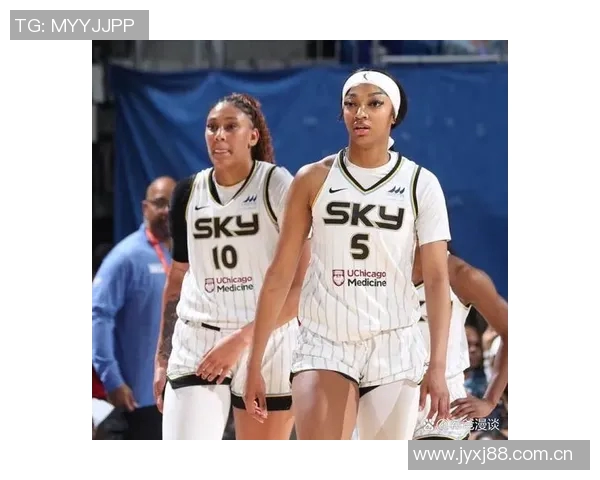 WNBA球星里斯携维密内衣展现完美身材引发时尚热潮 WNBA球星里斯携维密内衣展现完美身材引发时尚热潮