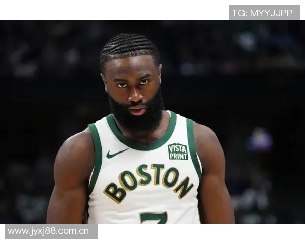 杰伦布朗轻松发挥9投5中贡献15分7篮板4助攻展现全能实力 杰伦布朗轻松发挥9投5中贡献15分7篮板4助攻展现全能实力