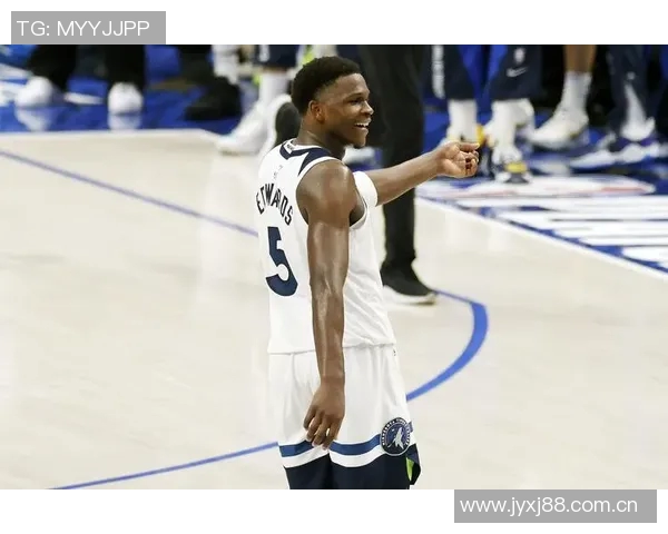 爱德华兹首节表现出色9投4中三分球命中率待提高 爱德华兹首节表现出色9投4中三分球命中率待提高
