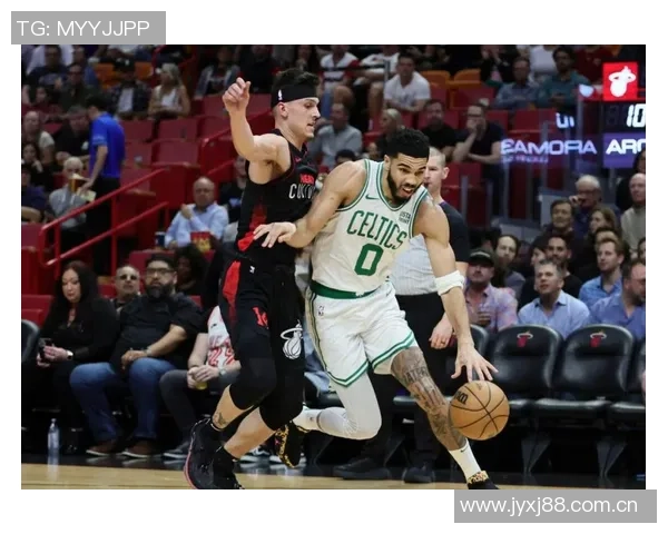 里斯三分球表现惊艳砍下12分助力球队逆转卫冕冠军更衣室庆祝热烈