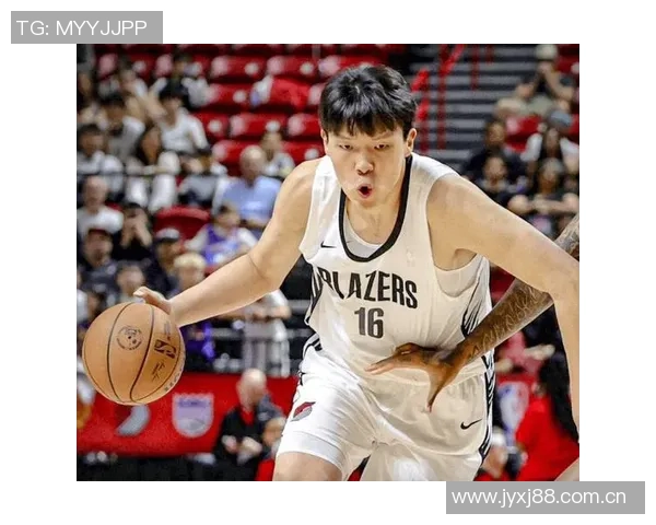 杨瀚森全力争抢后场篮板险被队友截胡展现拼搏精神