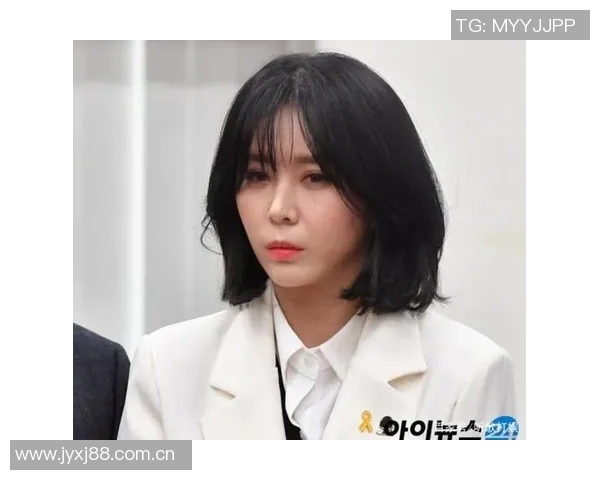 热巴羡慕阿贾现场观战前后反穿展示男友名字与号码的甜蜜瞬间