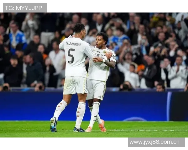 罗德里戈禁区内巧妙漏球晃倒后卫右脚弧线球精彩破门